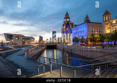 Die Nacht fällt am Wasser in Liverpool, England. Stockfoto