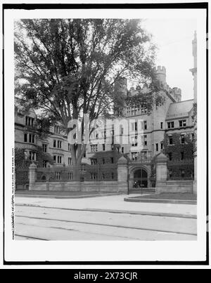 Vanderbilt Hall Gates, Yale College, New Haven, Konn., Date Based on Detroit, Catalogue J Supplement (1901-1906)., Detroit Publishing Co.-Nr. 014392., Geschenk; State Historical Society of Colorado; 1949, Yale University. , Universitäten und Hochschulen. , Bildungseinrichtungen. , Gates. , Usa, Connecticut, New Haven. Stockfoto