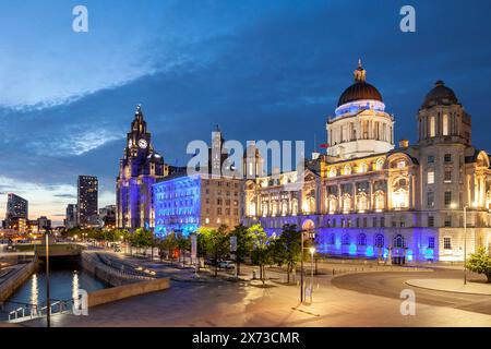 Die Nacht fällt im The Three Graces in Liverpool, England. Stockfoto