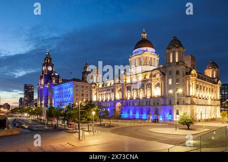 Die Nacht fällt im Three Graces am Liverpool Waterfront ein. Stockfoto