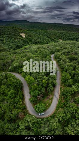 Aus der Vogelperspektive auf eine Landstraße im Berg in der Nähe von Sofia, Bulgarien Stockfoto