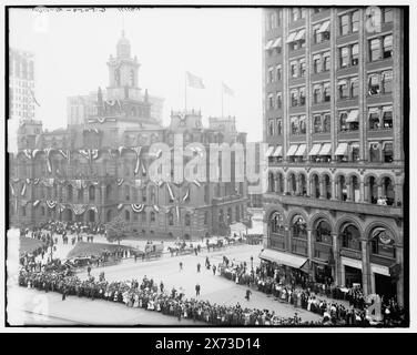 Campus Martius vom Detroit Opera House, Detroit, mir., Titel von Jacke., Videobilder sind nicht sequenziell; die tatsächliche Reihenfolge von links nach rechts ist 1A-19188, 19187., ursprünglich Teil eines größeren Panoramas; andere Abschnitte, die nicht in der Sammlung enthalten sind, umfassen City Hall und Majestic Building., G 5056 dup und G 5059 dup auf RC- bzw. R-Negativen. Detroit Publishing Co.-Nr. 037171., Geschenk; State Historical Society of Colorado; 1949, Paraden & Prozessionen. , Plazas. , Kommerzielle Einrichtungen. , Stadthalle und Rathäuser. , Straßen. , Usa, Michigan, Detroit. Stockfoto