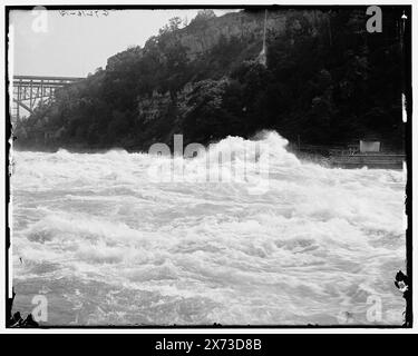 Whirlpool Rapids, Niagara Falls, N.Y., Titel aus Jacke., Videobilder sind nicht sequenziell; die tatsächliche Reihenfolge von links nach rechts ist 1A-19272, 19271., Michigan Central Cantilever Bridge und Whirlpool Rapids Bridge im Hintergrund., 'G 7213' auf linksem negativ; 'G 7216' auf rechtem negativ., Detroit Publishing Co.-Nr. 037204., Geschenk; State Historical Society of Colorado; 1949, Rapids. , Eisenbahnbrücken. , Usa, New York (Bundesstaat), Niagara River. Kanada, Ontario, Niagara River. Stockfoto