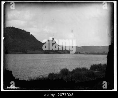 Winona, Sugar Loaf Rocks from the Lake, Date Based on Detroit, Catalogue F (1899)., entsprechende Glastransparenz (gleicher Seriencode) verfügbar auf Videobildschirm 1A-28873., Detroit Publishing Co.-Nr. 04516., Geschenk; State Historical Society of Colorado; 1949, Rock Formations. , Seen und Teiche. , Usa, Minnesota, Winona. Stockfoto