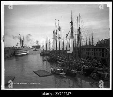 Schoner bei 'T' Wharf, Boston, Mass., Detroit Publishing Co.-Nr. 018779., Geschenk; State Historical Society of Colorado; 1949, Piers & Wharves. , Boote. , Dampfboote. , Usa, Massachusetts, Boston. Stockfoto