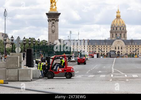 Alexis Sciard/IP3; Paris, Frankreich, 17. Mai 2024 - wegen der Vorbereitung auf die Olympischen Spiele 2024 sind die Straßen in der Nähe von Invalides und Pont Alexandre III. Gesperrt. Die Olympischen Spiele 2024 in Paris finden vom 26. Juli bis 11. August 2024 16 Tage lang statt. PARIS 2024, PREPARATION, ILLUSTRATION, ASSEMBLEE NATIONALE, CHANTIER, SPORT, JEUX OLYMPIQUES, LIEU TOURISTIQUE, JO Credit: MAXPPP/Alamy Live News Stockfoto