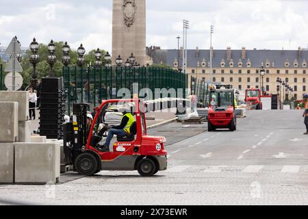 Alexis Sciard/IP3; Paris, Frankreich, 17. Mai 2024 - die Pont Alexandre III ist wegen der Vorbereitung auf die Olympischen Spiele 2024 geschlossen. Die Olympischen Spiele 2024 in Paris finden vom 26. Juli bis 11. August 2024 16 Tage lang statt. PARIS 2024, PREPARATION, ILLUSTRATION, ASSEMBLEE NATIONALE, CHANTIER, SPORT, JEUX OLYMPIQUES, LIEU TOURISTIQUE, JO Credit: MAXPPP/Alamy Live News Stockfoto