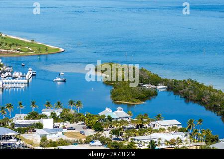 Premium-Wohnentwicklung in den USA. Teure Häuser am Wasser zwischen grünen Palmen in Boca Grande, einer kleinen Stadt auf Gasparilla Island in Stockfoto