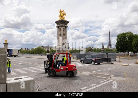 Alexis Sciard/IP3; Paris, Frankreich, 17. Mai 2024 - die Pont Alexandre III ist wegen der Vorbereitung auf die Olympischen Spiele 2024 geschlossen. Die Olympischen Spiele 2024 in Paris finden vom 26. Juli bis 11. August 2024 16 Tage lang statt. PARIS 2024, PREPARATION, ILLUSTRATION, ASSEMBLEE NATIONALE, CHANTIER, SPORT, JEUX OLYMPIQUES, LIEU TOURISTIQUE, JO Credit: MAXPPP/Alamy Live News Stockfoto