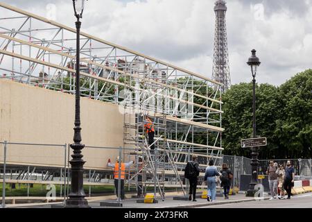 Alexis Sciard/IP3; Paris, Frankreich, 17. Mai 2024 – im Rahmen der Vorbereitung der Olympischen Spiele 2024 errichteten Arbeiter Tribünen in der Nähe von Invalides. Die Olympischen Spiele 2024 in Paris finden vom 26. Juli bis 11. August 2024 16 Tage lang statt. VORBEREITUNG, ILLUSTRATION, ASSEMBLEE NATIONALE, CHANTIER, SPORT, JEUX OLYMPIQUES, LIEU TOURISTIQUE, JO Credit: MAXPPP/Alamy Live News Stockfoto