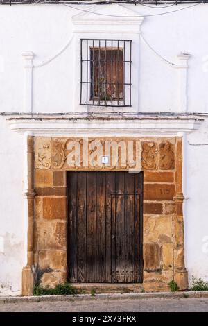 Vegetatives Relief an der Fassade eines Herrenhauses, Alanís, Sierra Morena, Sierra Norte de Sevilla, Provinz Sevilla, Andalusien Stockfoto