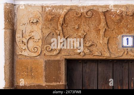 Vegetatives Relief an der Fassade eines Herrenhauses, Alanís, Sierra Morena, Sierra Norte de Sevilla, Provinz Sevilla, Andalusien Stockfoto