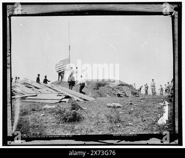 Heisting the Flag at Guantanamo, 12. Juni 1898, Attribution to Hart Based on negative D4-21499., Date Based on Detroit, Catalogue J (1901)., Detroit Publishing Co.-Nr. 021495., Geschenk; State Historical Society of Colorado; 1949, Flags, amerikanisch. , Spanisch-Amerikanischer Krieg, 1898. Kuba, Guantanamo Bay. Stockfoto