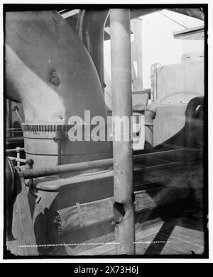 U.S.S. Iowa, Damage from Spanish Fire in Battle of Santiago, Date based on Detroit, Catalogue J (1901)., Detroit Publishing Co. No. 020451., Geschenk; State Historical Society of Colorado; 1949, Iowa (Schlachtschiff), Schlachtschiffe, amerikanisch. , Spanisch-amerikanischer Krieg, 1898, Zerstörung und Plünderung. , Santiago, Schlacht von, Santiago de Cuba, Kuba, 1898. Stockfoto