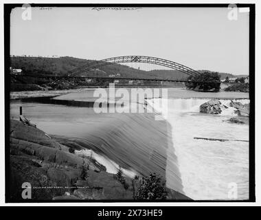 Fälle and Arch Bridge, Bellows Falls, Vt., '14' und 'Saunderson' auf negativ. Detroit Publishing Co.-Nr. 070091., Geschenk; State Historical Society of Colorado; 1949, Waterfalls. , Brücken. , Usa, Vermont, Bellows Falls. Stockfoto