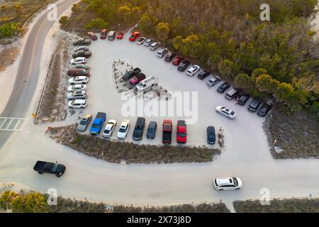 Parkplatz am Florida Blind Pass Beach auf Manasota Key, USA. Parkplatz für Fahrzeuge mit Autos, die auf dem Parkplatz am Meer geparkt sind. Sommerurlaub an Stockfoto