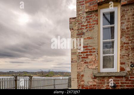 Saugerties , NY, USA - 19.04.2024: Frühjahrsfoto eines Fensters und einer Backsteinfassade des Saugerties Lighthouse am Hudson River. Stockfoto