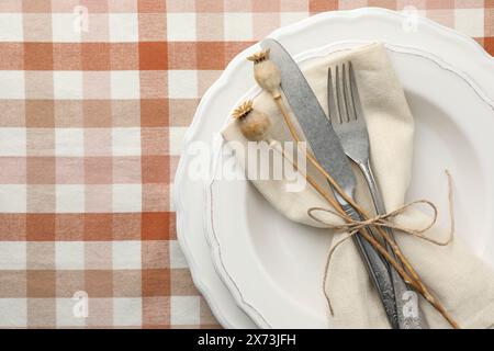 Stilvolle Einrichtung mit Besteck und Tellern auf dem Tisch, Draufsicht. Leerzeichen für Text Stockfoto