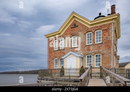 Saugerties , NY, USA - 19.04.2024: Frühjahrsfoto des historischen Saugerties Lighthouse am Hudson River. Stockfoto