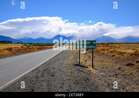 El Calafate, Patagonien, Argentinien - Straße R11 mit wenig Verkehr zwischen dem Perito Moreno Gletscher und El Calafate vor einer Berglandschaft, t Stockfoto