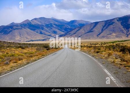 El Calafate, Patagonien, Argentinien - Straße R11 mit wenig Verkehr zwischen dem Perito Moreno Gletscher und El Calafate vor einer Berglandschaft, t Stockfoto