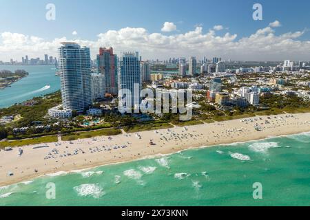 Blick von oben auf die amerikanische Südküste von Miami Beach City. South Beach luxuriöse Hotels und Apartmentgebäude. Touristische Infrastruktur Stockfoto