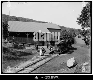 Untere Station, Mt. Tom Ri. Mount Tom Railway, Holyoke, Mass., 'G 7404' auf negativ, Detroit Publishing Co.-Nr. 072022., Gift; State Historical Society of Colorado; 1949, Neigungsbahn. , Bahnhöfe. , Usa, Massachusetts, Holyoke. Stockfoto