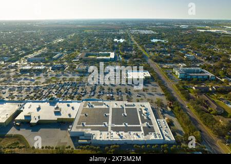 Großer Parkplatz mit vielen geparkten Autos. Großer Parkplatz im Supercenter-Einkaufszentrum mit Linien und Markierungen für Fahrzeugplätze und Wegbeschreibungen Stockfoto