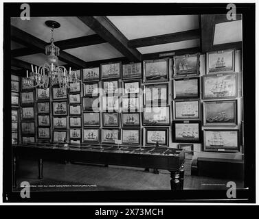 Marinesaal, alte Salem Schiffe, Peabody Museum, Salem, Mass. in East India Marine Hall. Detroit Publishing Co. No 071619., Geschenk; State Historical Society of Colorado; 1949, Galerien & Museen. , Innenräume. , Gemälde. , Versand. , Usa, Massachusetts, Salem. Stockfoto