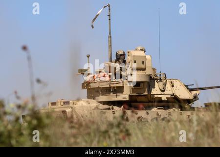 Drawsko Pomorskie, Polen. Mai 2024. Britische Soldaten des britischen 12. Panzerbrigade Combat Teams überqueren den Zly Leg See während der Übung im Land Forces Training Centre in Drawsko, als Teil der weiten, wütenden Übung der NATO-Verbündeten - standhafter Verteidiger 2024. Die Übung zielt darauf ab, die militärischen Fähigkeiten der Nordatlantikallianz im Hinblick auf die Möglichkeit einer russischen Aggression gegen Polen und die baltischen Staaten, die sich an der Ostflanke der NATO befinden, zu überprüfen. (Foto: Dominika Zarzycka/SIPA USA) Credit: SIPA USA/Alamy Live News Stockfoto