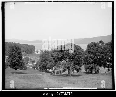 Silver Bay Hotel and Grounds, Lake George, N.Y., Videobilder sind nicht sequenziell; die tatsächliche Reihenfolge links ist 1A-10036, 10035., '3562' rechts negativ. Detroit Publishing Co.-Nr. 015538., Geschenk; State Historical Society of Colorado; 1949, Hotels. , Seen und Teiche. , Usa, New York (Bundesstaat), George, Lake. , Usa, New York (Bundesstaat), Silver Bay. Stockfoto