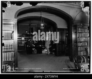 Office of the Library, U.S. Naval Academy, Date Based on Detroit, Catalogue J (1901)., '2' on negative., Detroit Publishing Co. No. 021346., Geschenk; State Historical Society of Colorado; 1949, United States Naval Academy, Gebäude. , Bibliotheken. , Büros. , Universitäten und Hochschulen. , Militärausbildung. , Usa, Maryland, Annapolis. Stockfoto