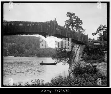 Lake Mohonk, N.Y., Skytop von hinten am Lake Mohonk House, Titel von Jacke., 'G 1366' auf negativ. Sky Top ist Berg links. Detroit Publishing Co.-Nr. 033229., Geschenk; State Historical Society of Colorado; 1949, Mohonk Mountain House (Mohonk Lake, N.Y.), Seen und Teiche. , Brücken. , Berge. , Resorts. , Usa, New York (Bundesstaat), Mohonk Lake. Stockfoto