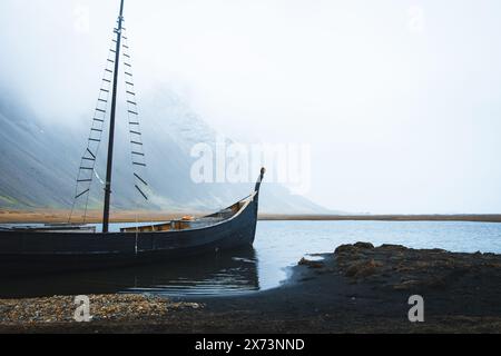 Wunderschöne Nachahmung des wikingerschiffes im Wikingerdorf in Stokksnes, Island Stockfoto