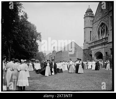 Verlassen der Kapelle Mary Lyon Hall, Mt. Mount Holyoke College, South Hadley, Mass., '4096' auf negativ. Detroit Publishing Co.-Nr. 070347., Geschenk; State Historical Society of Colorado; 1949, Mount Holyoke College. , Universitäten und Hochschulen. , Kapellen. , Frauen. , Studenten. , Usa, Massachusetts, South Hadley. Stockfoto