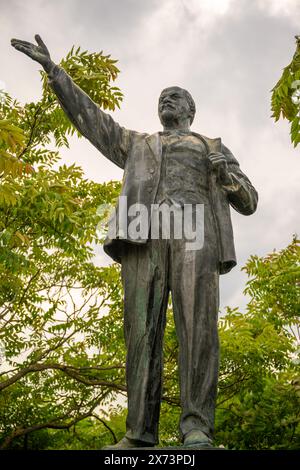 Statue von Leniin, früher am Eingang der Eisernen Hütte, heute im Memento Park, Budapest, Ungarn Stockfoto