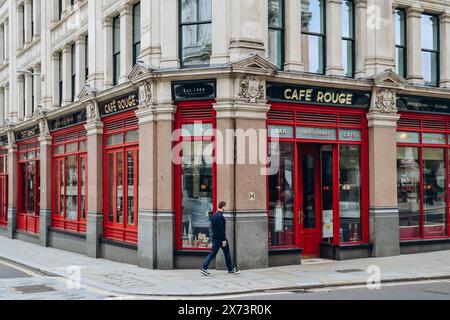 London, Großbritannien - 25. September 2023: Cafe Rouge St Paul's, ein modernes französisches Restaurant im Herzen von London. Stockfoto