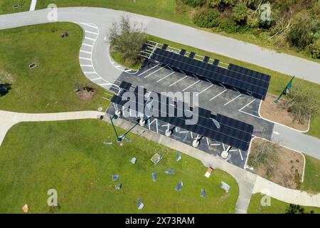 Ausfall der Photovoltaik-Technologie, die in die städtische Infrastruktur integriert ist. Hurrikan-Windschäden an Solarpaneelen, die als Schattendach über dem Parkplatz installiert sind Stockfoto