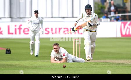 Hove UK 17. Mai 2024 - Sussex Bowler Danny Lamb beobachtet, wie der Ball während des ersten Tages des Cricketspiels zwischen Sussex und Yorkshire auf dem 1. Central County Ground in Hove verschwindet: Credit Simon Dack /TPI/ Alamy Live News Stockfoto