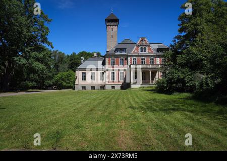 Schulzendorf, Deutschland. Mai 2024. Das Herrenhaus des ehemaligen Schulzendorfer Gutshofes auf dem Dorfgrün. Das 1889 von Moritz Israel erbaute Gebäude mit seinem Turm steht unter Denkmalschutz, ebenso die benachbarte Patronenkirche und der Park. Das Herrenhaus ist oft die Kulisse für internationale Filmteams. Unter anderem wurde hier die Netflix-Serie The Queen's Gambit gedreht. Quelle: Soeren Stache/dpa/Alamy Live News Stockfoto