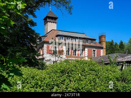 Schulzendorf, Deutschland. Mai 2024. Das Herrenhaus des ehemaligen Schulzendorfer Gutshofes auf dem Dorfgrün. Das 1889 von Moritz Israel erbaute Gebäude mit seinem Turm steht unter Denkmalschutz, ebenso die benachbarte Patronenkirche und der Park. Das Herrenhaus wird oft als Kulisse für internationale Filmteams genutzt. Unter anderem wurde hier die Netflix-Serie The Queen's Gambit gedreht. Quelle: Soeren Stache/dpa/Alamy Live News Stockfoto