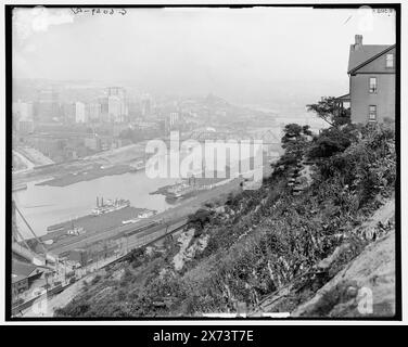 The Point, Pittsburgh, Pa., Videobilder sind nicht sequenziell; die tatsächliche Reihenfolge von links nach rechts ist 1A-10301, 10300., entnommen von Duquesne Inline., 'G 6088 L', 'G 6089 R' auf linken bzw. rechten Negativen., Detroit Publishing Co.-Nr. 015633., Geschenk; State Historical Society of Colorado; 1949, Rivers. , Brücken. , Usa, Pennsylvania, Pittsburgh. , Usa, Pennsylvania, Monongahela River. Stockfoto