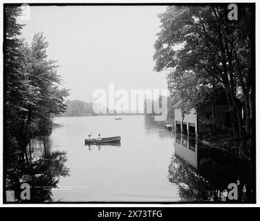 Lake Nonotuck, Mt. Mount Holyoke College, South Hadley, Mass., entsprechende Glastransparenz (mit demselben Seriencode) verfügbar auf Videobildschirm 1A-30916., '4082' auf negativ., Detroit Publishing Co.-Nr. 070342., Gift; State Historical Society of Colorado; 1949, Lakes & Ponds. , Bootshäuser. , Usa, Massachusetts, South Hadley. Stockfoto