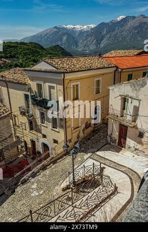 Einblicke in die Architektur und die Gassen des Bergdorfes Casoli, mit der Maiella im Hintergrund. Casoli, Provinz Chieti, Abruzzen, Italien Stockfoto