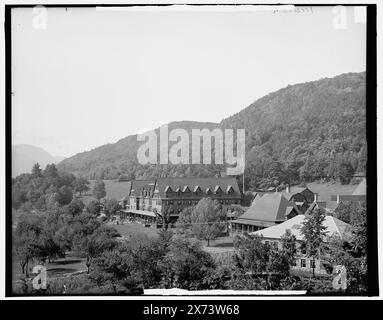 Silver Bay Hotel and Grounds, Lake George, N.Y., Videobilder sind nicht sequenziell; die tatsächliche Reihenfolge von links nach rechts ist 1A-10029, 10028, 10027., '3563,' '3567 dup' und '3568' auf Links-Rechts-Negativen. Detroit Publishing Co.-Nr. 015535., Geschenk; State Historical Society of Colorado; 1949, Hotels. , Seen und Teiche. , Usa, New York (Bundesstaat), George, Lake. , Usa, New York (Bundesstaat), Silver Bay. Stockfoto