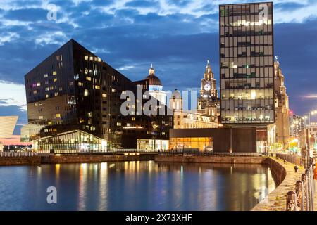 Die Nacht fällt am Canning Dock in Liverpool ein. Stockfoto