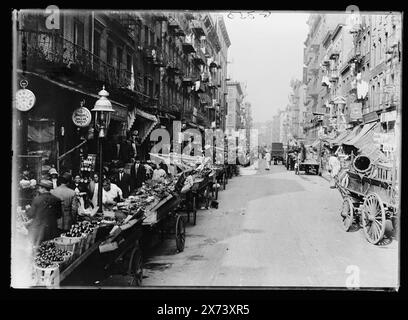 Italienisches Viertel mit Straßenmarkt, Mulberry Street, New York, Titel vom Kataloger erdacht. 'Ingersoll Dollar watch' auf der Uhr links; '86 Mulberry St.' auf dem Schild rechts., 'G 349' auf dem negativ., Detroit Publishing Co.-Nr. 09350., Geschenk; State Historical Society of Colorado; 1949, ethnische Viertel. , Straßen. , Wagen & Wagen. , Märkte. , Mulberry Street (New York, New York) , USA, New York (State), New York. Stockfoto