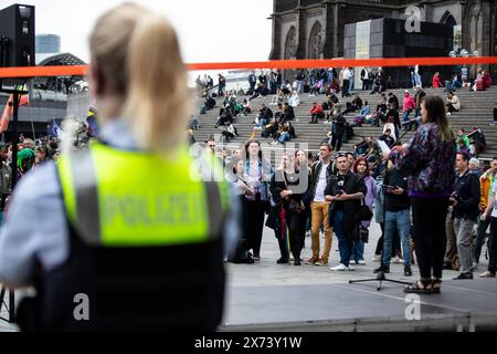 Jährlicher Gedenktag , der auf Diskriminierung und Gewalt an Queer Menschen hinweist, IDAHOBITA Polizisten bei der Demonstration, Versammlung, Kundgebung die Versammlung zum IDAHOBITA Tag, internationaler Tag gegen Homo-, BI-, Inter-, Trans-, Asexualphobie. Jährlicher Gedenktag , der auf Diskriminierung und Gewalt an Queer Menschen hinweist. Köln Köln Hauptbahnhof NRW Deutschland *** Jahrestag des Gedenkens, der Diskriminierung und Gewalt gegen queere Menschen hervorhebt, versammeln IDAHOBITA Polizeibeamte bei der Demonstration, Treffen, das Treffen zum IDAHOBITA Day, International Day Against Ho Stockfoto