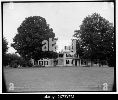 Residence of Rev. Dwight L. Moody, East Northfield, Mass., '2248 A' on negative., Detroit Publishing Co. No. 017580., Gift; State Historical Society of Colorado; 1949, Moody, Dwight Lyman, 1837-1899, Häuser und Orte. , Wohnungen. , Schulen. Usa, Massachusetts, East Northfield. Stockfoto