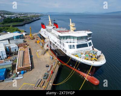 Port Glasgow, Schottland, Großbritannien. Mai 2024. Luftaufnahme der Caledonian MacBrayne Fähre Glen Rosa bei der Ferguson Marine Werft in Port Glasgow am Fluss Clyde. Die stark verspätete Fähre wird derzeit repariert. Iain Masterton/Alamy Live News Stockfoto